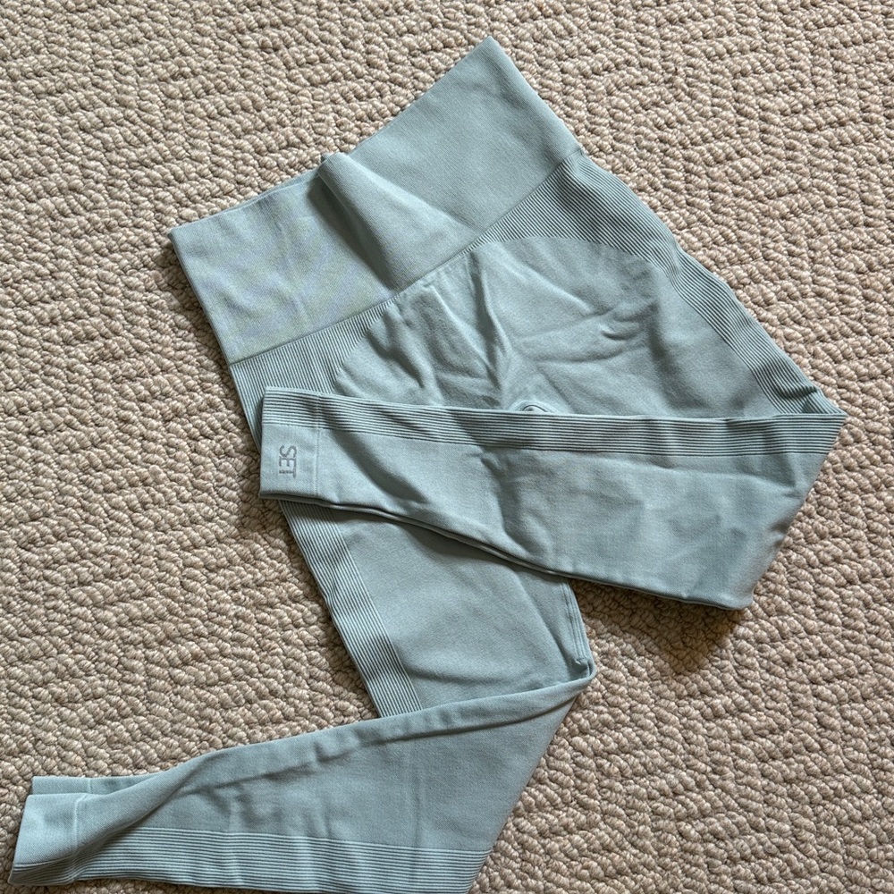 SET Active Soft Green Leggings